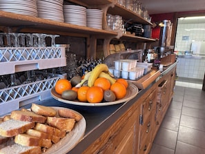 Desayuno buffet diario (EUR 6.9 por persona)