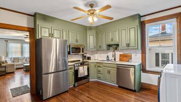 Frigorífico, microondas, horno y placa de cocina