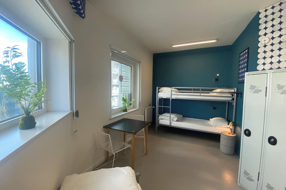 Kolmen hengen huone (with shower) | 1 makuuhuone, silitysrauta/-lauta, ilmainen Wi-Fi, vuodevaatteet