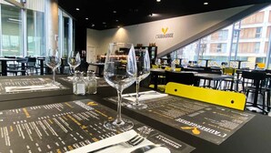 Een restaurantinterieur met gedekte tafels, menu's en wijnglazen.