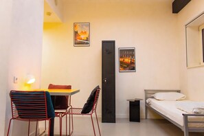 Triple Room (with shower) | Iron/ironing board, free WiFi, bed sheets - Auberge de Jeunesse HI Lille (Lille)