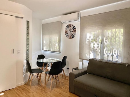 TV. Mirasierra Center - Metro Usera 02 (1 bedroom apartment)