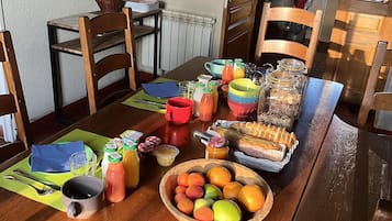 Café da manhã com buffet grátis todos os dias