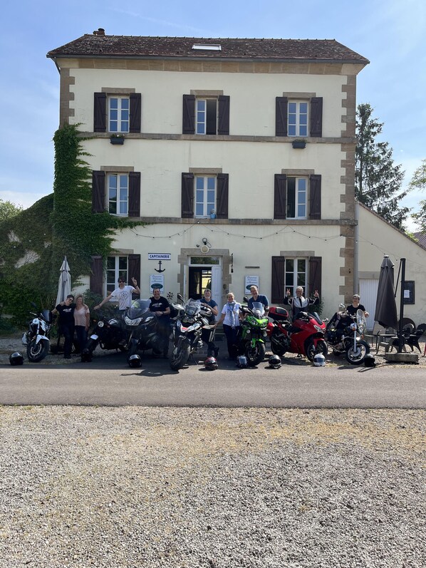 A building with a sign reading "Gîte de l'Ancre" and a group of motorcycles parked in front. - La Maison Du Canal (Clamerey)