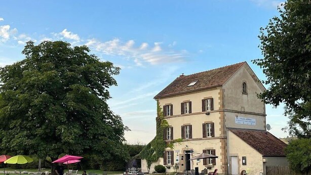 A two-story building with a sign indicating it is a restaurant. - La Maison Du Canal (Clamerey)