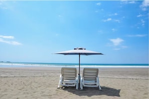 Plage, chaises longues, serviettes de plage