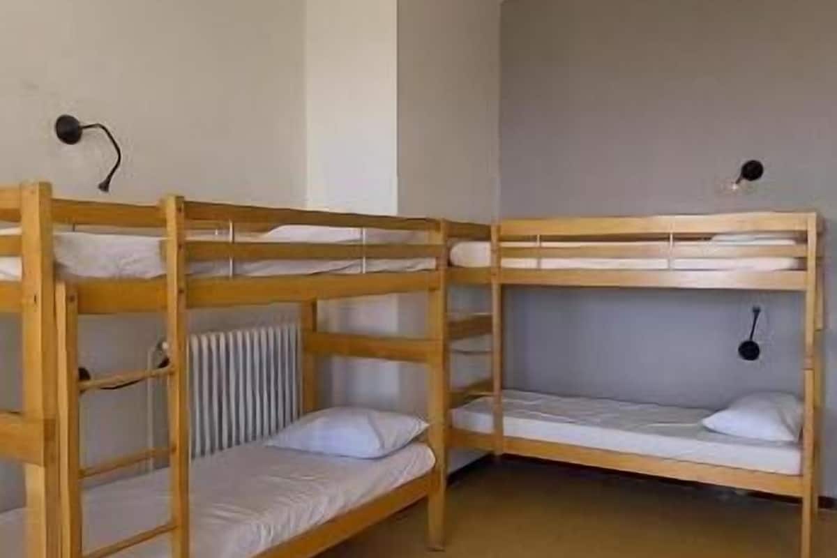 Chambre quadruple – Salle de bains commune | Draps fournis