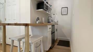 Frigorifero, microonde, piano cottura, macchina per tè/caffè