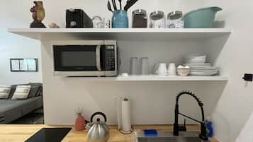 Kühlschrank, Mikrowelle, Herdplatte, Wasserkocher mit Kaffee-/Teezubehör