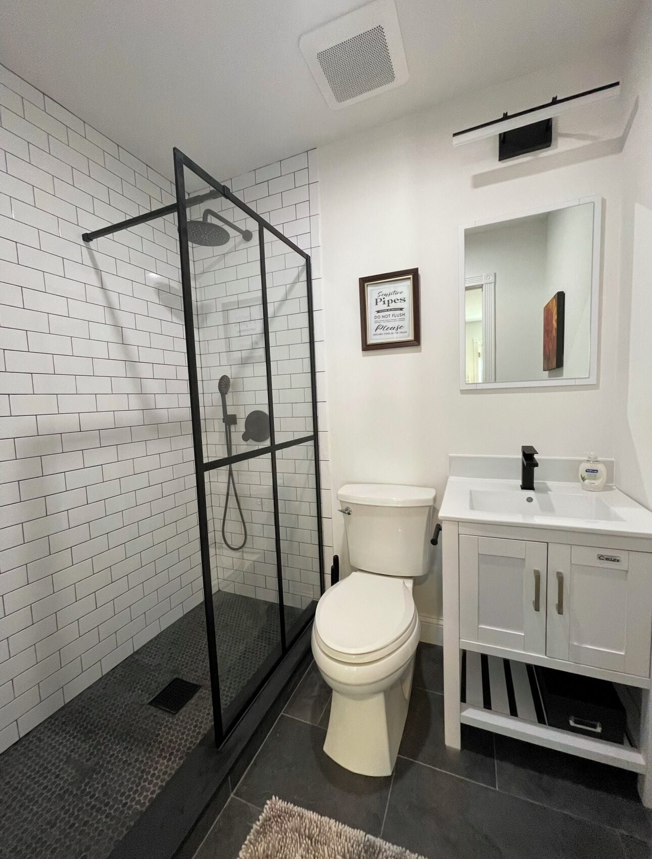 Een douche, een haardroger, handdoeken, zeep
