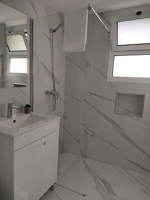 Shower, hair dryer, towels, toilet paper - apartment till (Funchal)