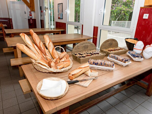 Breakfast buffet - Auberge de Jeunesse HI Nîmes (Nîmes)