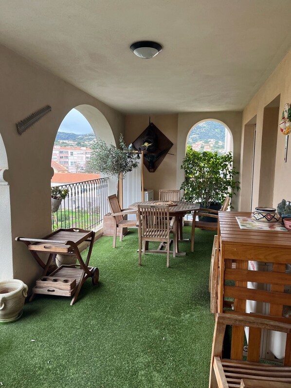 تناول الطعام بالخارج