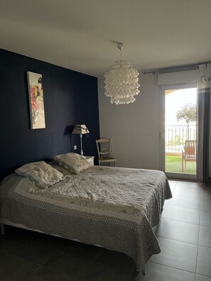 2 عدّة غرف نوم وسرير سفر وواي فاي وملاءات أسرّة