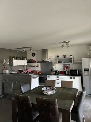 ثلاجة، ميكروويف، فرن، موقد طهي مسطح