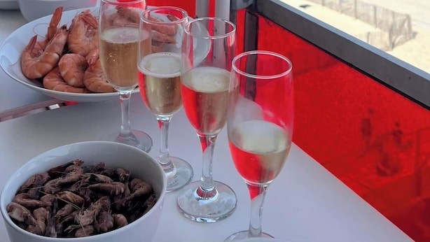 A table with seafood and champagne glasses, overlooking a beach. - LES BALCONS ROUGES Face Mer - Impressive sea view (SAINTE CECILE)