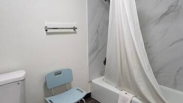 Combined shower/tub, hydromassage showerhead, hair dryer, towels