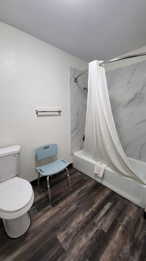 花灑/浴缸組合、水力按摩花灑、風筒、提供毛巾