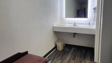 وحدات دش مع أحواض استحمام، وحدات دش مزودة بخاصية التدليك بالمياه