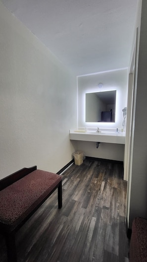 Combined shower/bathtub, hydromassage showerhead, hair dryer, towels - Greeneville Inn and Suites (Greeneville)