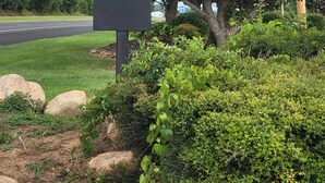 Une enseigne indiquant « Greeneville Inn & Suites », avec une flèche pointant vers la droite, pour indiquer la direction de l’entrée.