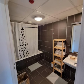 Apartment, 2 Schlafzimmer | Badezimmer | Dusche