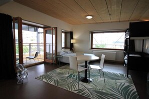 Quadruple Family Room with Ensuite Bathroom | Free WiFi