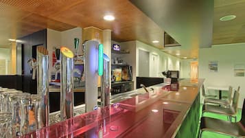 2 bars/lounges