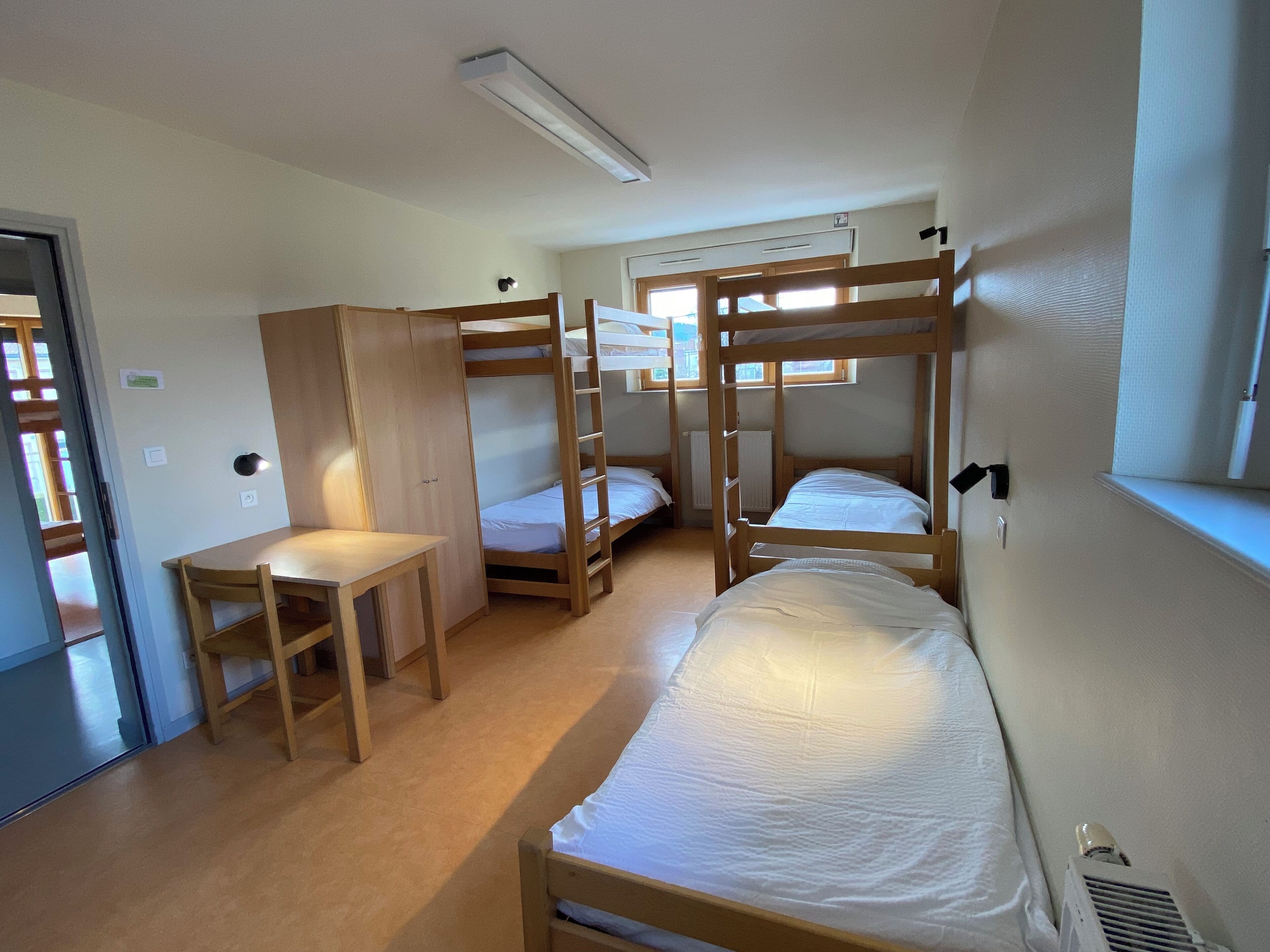 Chambre, salle de bains commune (5 People with Ensuite Shower) | Chambres insonorisées