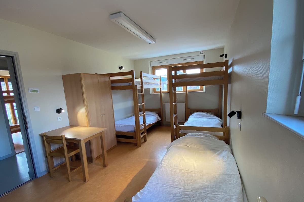 Chambre 5 personnes avec douche  – Toilettes communes | Chambres insonorisées