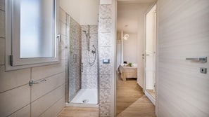 Dusche, Haartrockner, Bidet, Handtücher