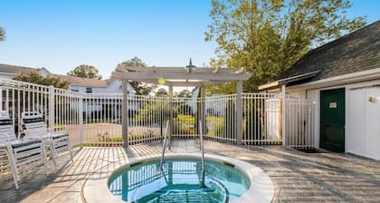 Mallard Lakes Waterfront Beach Condo in Fenwick Island with Two Pools