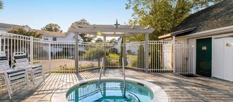 Mallard Lakes Waterfront Beach Condo in Fenwick Island with Two Pools