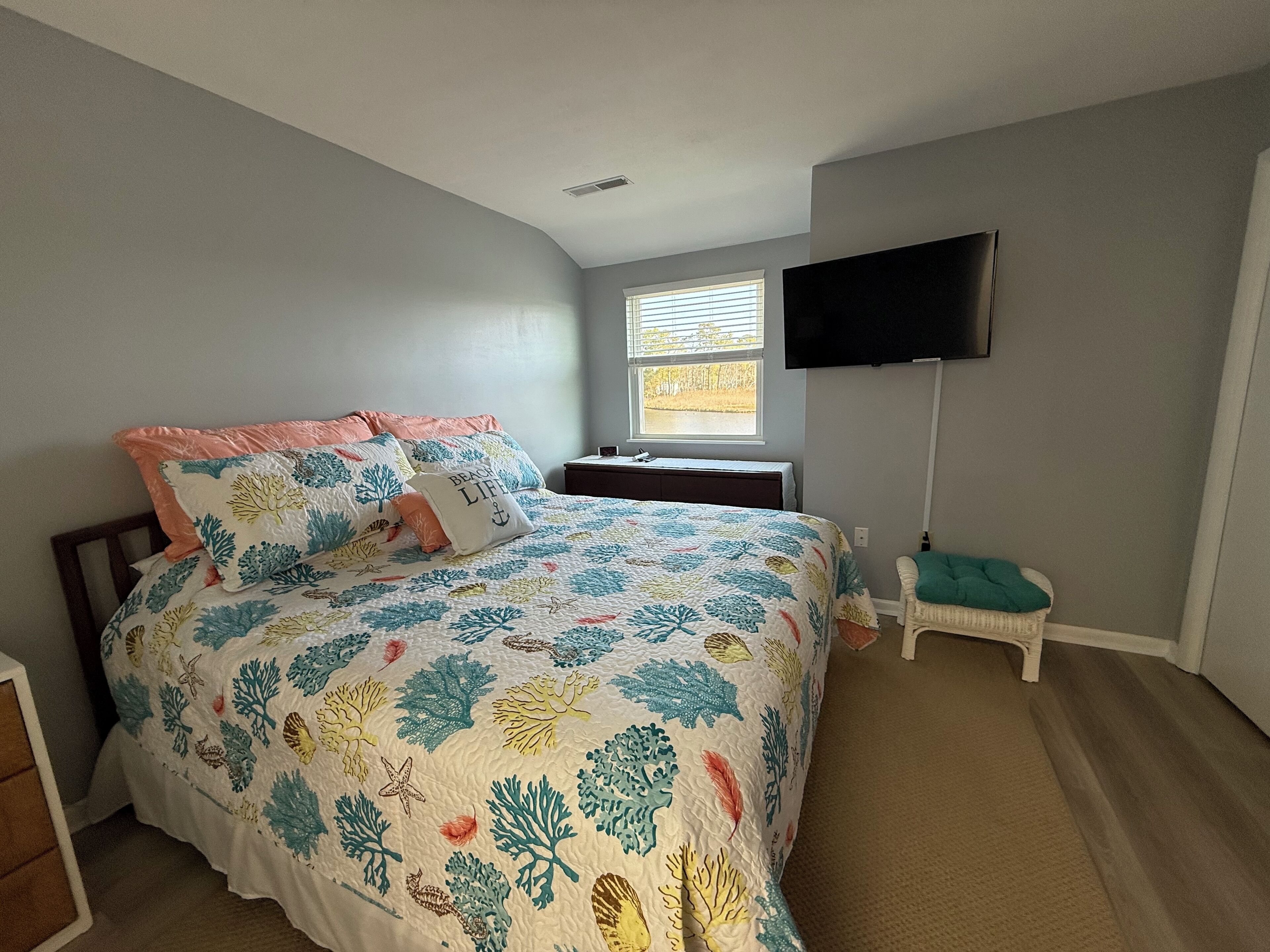 2 bedrooms, travel crib, free WiFi