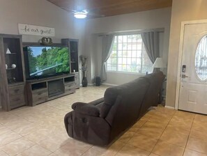 Smart TV, fireplace, DVD player, table tennis