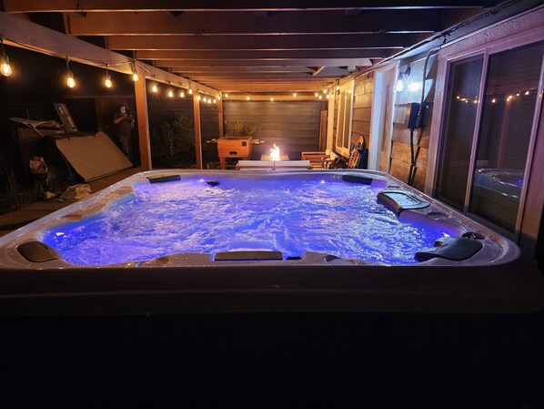 Indoor spa tub