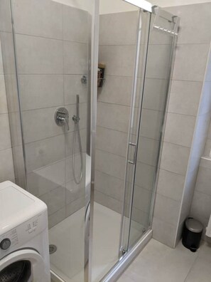 Een douche, een haardroger, een bidet, handdoeken
