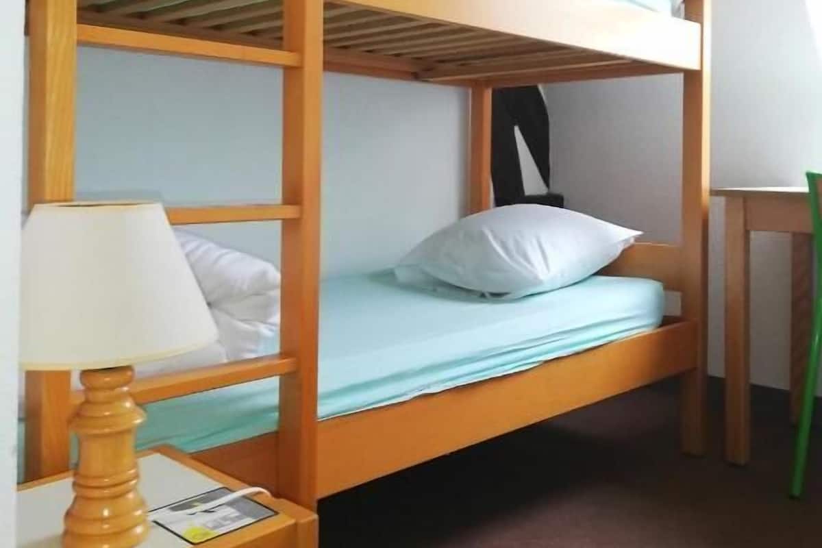 Lit dans Chambre Partagée pour Hommes de 4 Lits