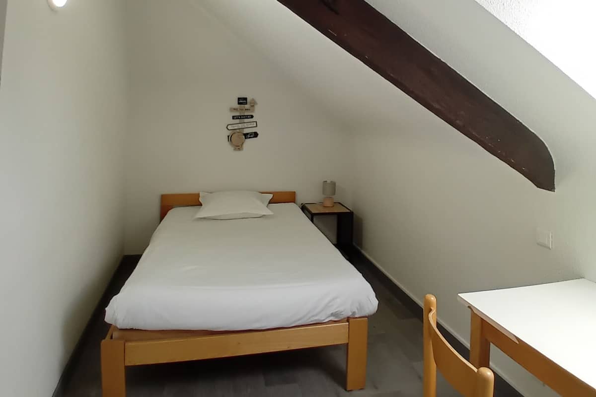 Single Room, Shared Bathroom | Cadar katil 