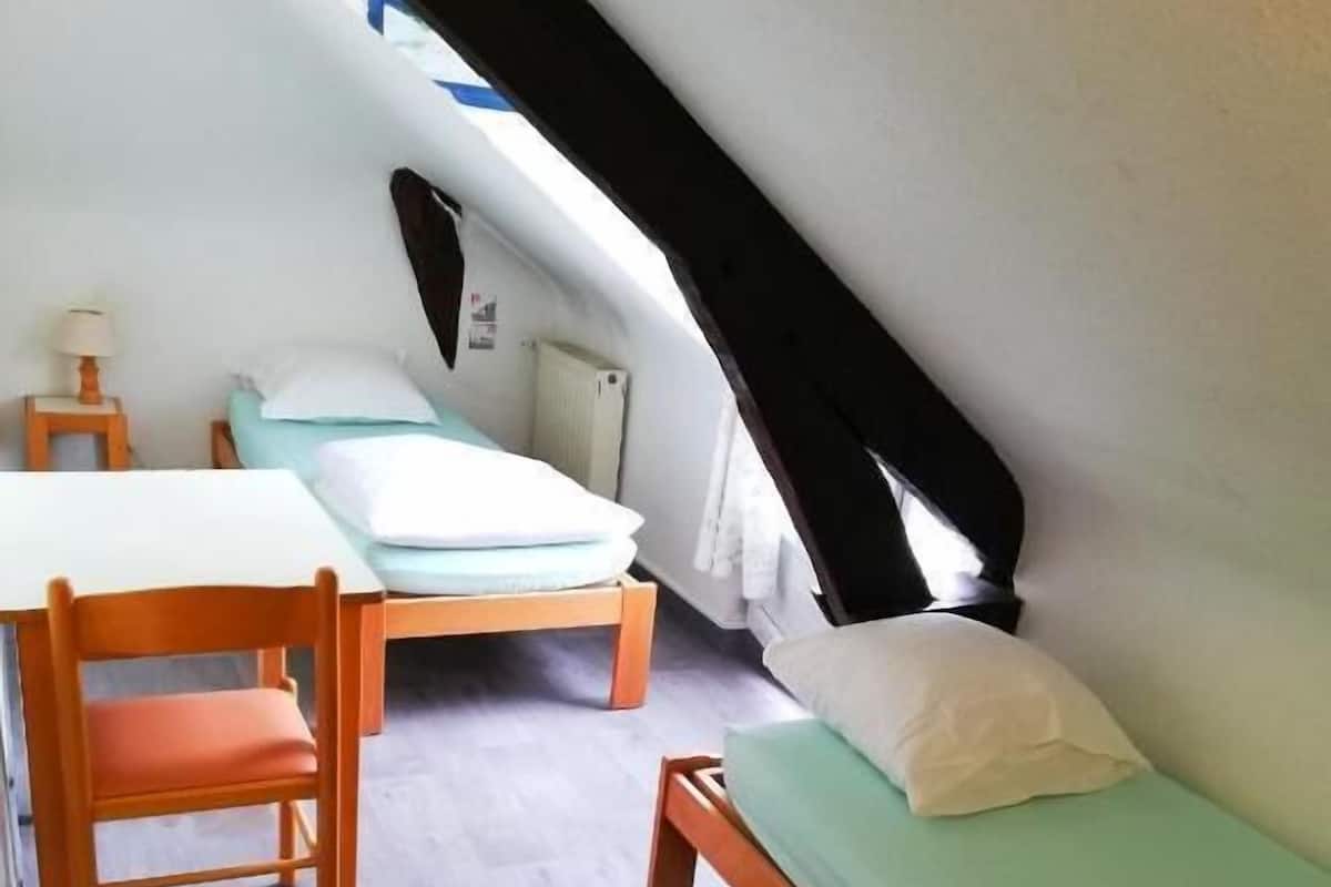 Chambre avec lits jumeaux, salle de bains commune