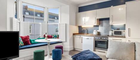 Frigorífico, microondas, lavavajillas y tostadora