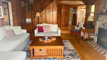 Smart TV, fireplace, books, offices