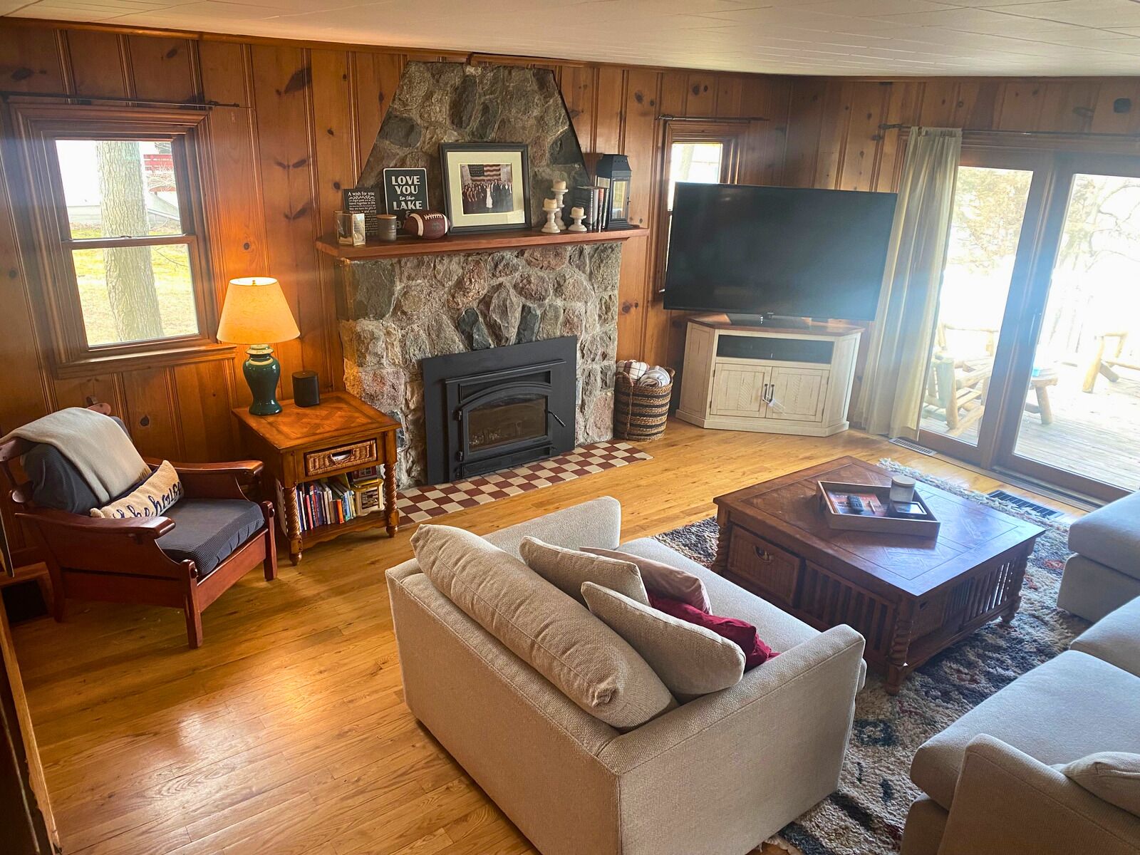 Smart TV, fireplace, books, offices