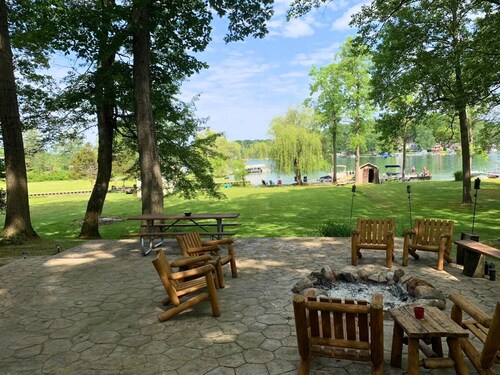 Charming Lakefront Cottage