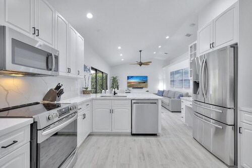 Remodeled Beach Retreat - Heated Pool,  Bikes, Mile to Beach and Atlantic Avenue