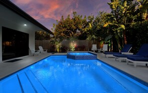 Alberca al aire libre y alberca climatizada