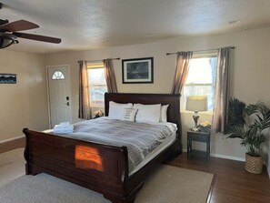 4 bedrooms, desk, iron/ironing board, travel crib