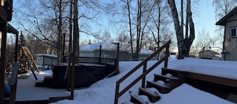 Cheerful 4 bedroom home w/HOT TUB close to Airport