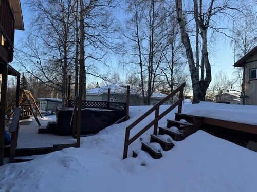 Cheerful 4 bedroom home w/HOT TUB close to Airport