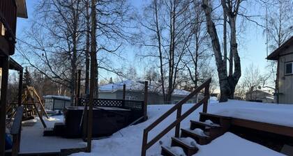 Cheerful 4 bedroom home w/HOT TUB close to Airport